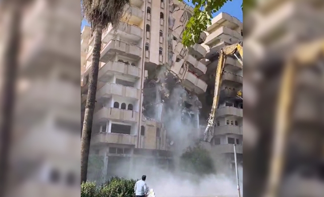 Urfa’da bir bina daha yıkıldı