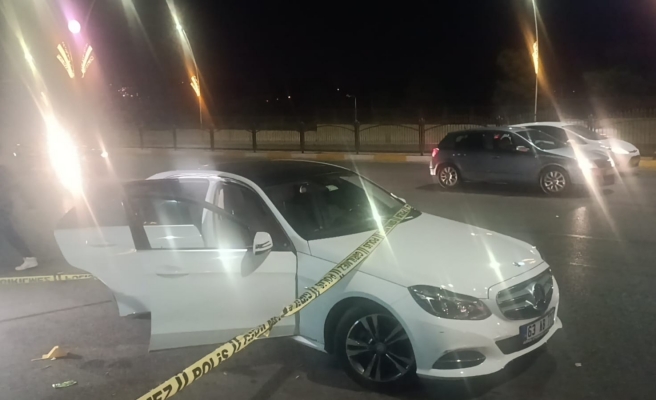 Urfalı sürücü araçta silahıyla oynarken kendini vurdu