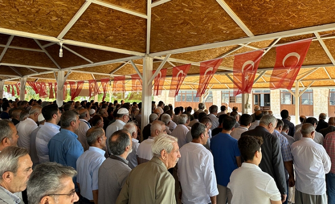 Başkan Coşkun annesini toprağa verdi!