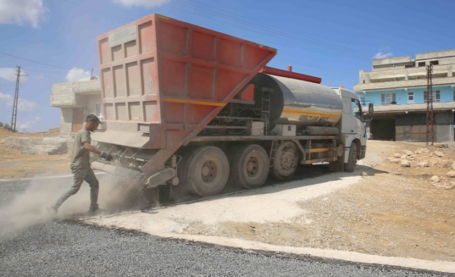 Köy yolunda asfalt çalışması devam ediyor