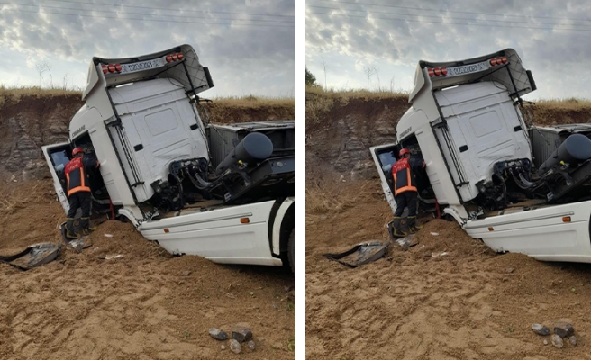 Urfa’da kontrolden çıkan tır devrildi: 1 yaralı