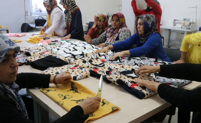 Ev hanımlarından anlamlı hareket