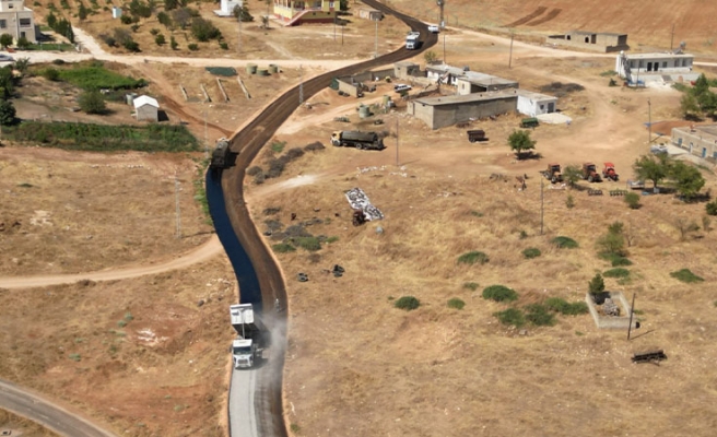 Birecik'in yollarını yeniliyor