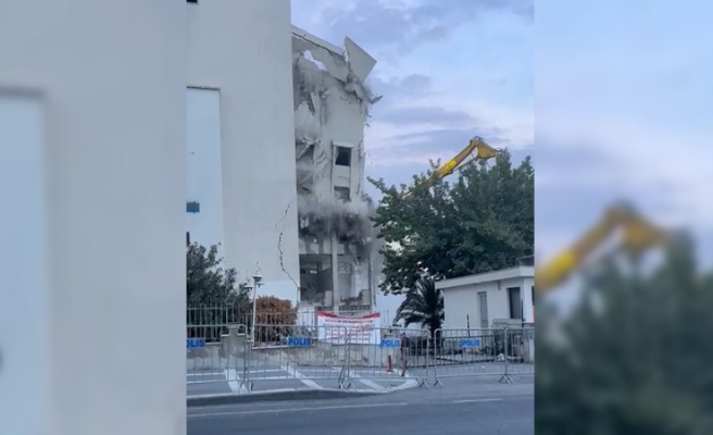 Defterdarlık binası yıkılıyor