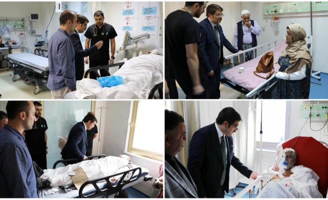 Şanlıurfa'da yolcu otobüsünün devrilmesi sonrası kaymakamdan yaralılara ziyaret