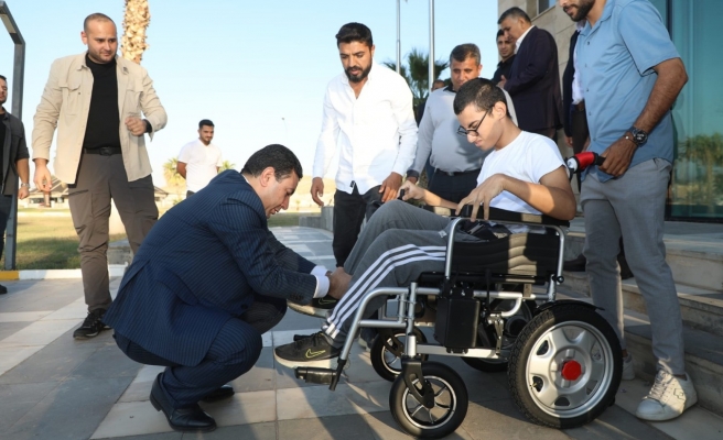 Harran Belediyesi engelli gence akülü tekerlekli sandalye hediye etti
