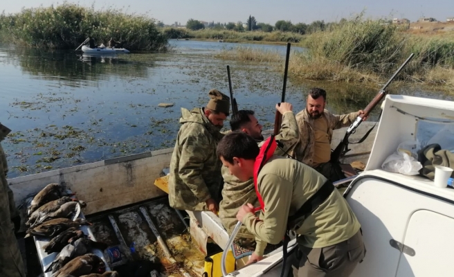 Şanlıurfa’da sulak alanda avlananlara şok baskın!
