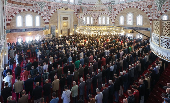 Tüm camilerde gıyabi cenaze namazı kılınacak