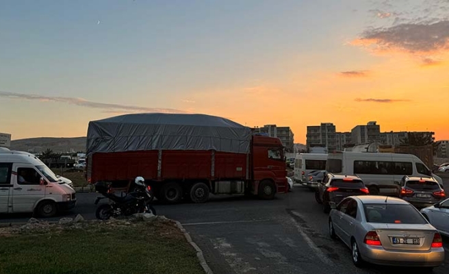 Urfa'daki kavşakta trafik çilesi! Sinyalizasyon bile yok...