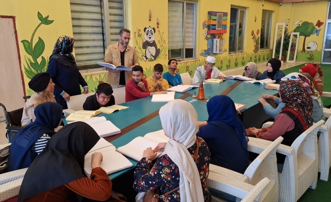 Oyuncu Türkoğlu, engelliler yaşam merkezini ziyaret etti