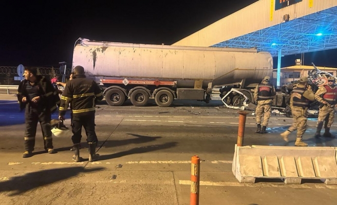 Urfa’da akaryakıt yüklü tanker gişelere daldı