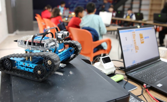 Karaköprü’de çocuklar robotik kodlama kursunda yazılımın temelini öğreniyor