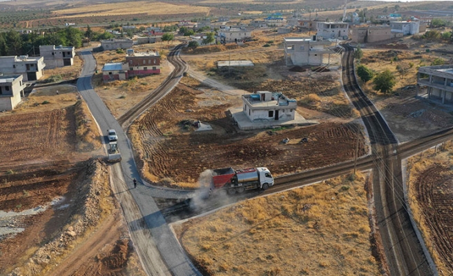 Karaköprü Belediyesi, kırsal mahallelerde yolları sathi asfaltla yeniliyor