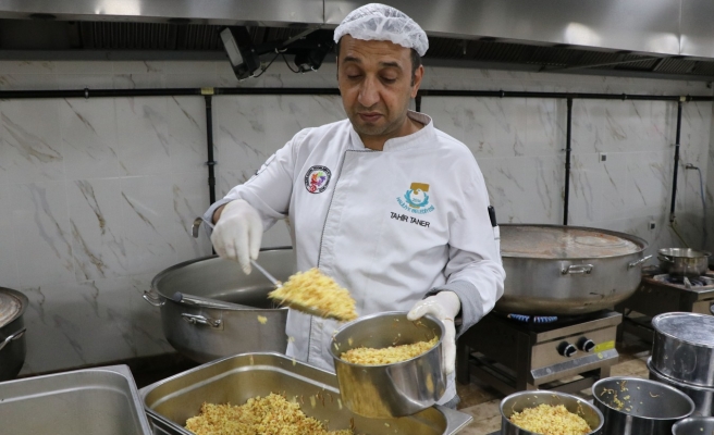 Haliliye'de binlerce haneye aşevi tarafından yemek dağıtılıyor