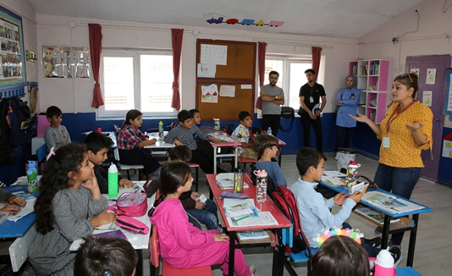 Karaköprü kırsalında çocuklara geri dönüşüm ve hijyen bilinci anlatılıyor