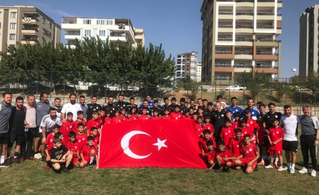 Karaköprü Belediyespor'dan miniklere Cumhuriyet sürprizi