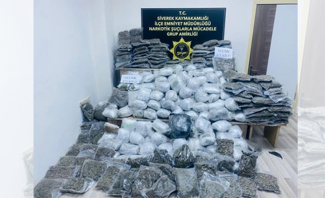 Siverek’te durdurulan tırın dorsesinde uyuşturucu ele geçirildi