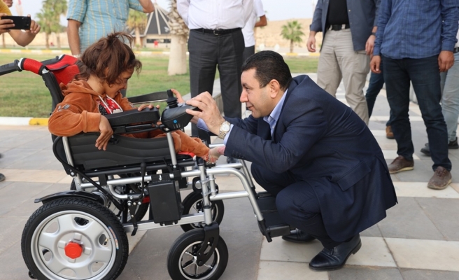 Küçük kıza tekerlekli sandalye hediyesi