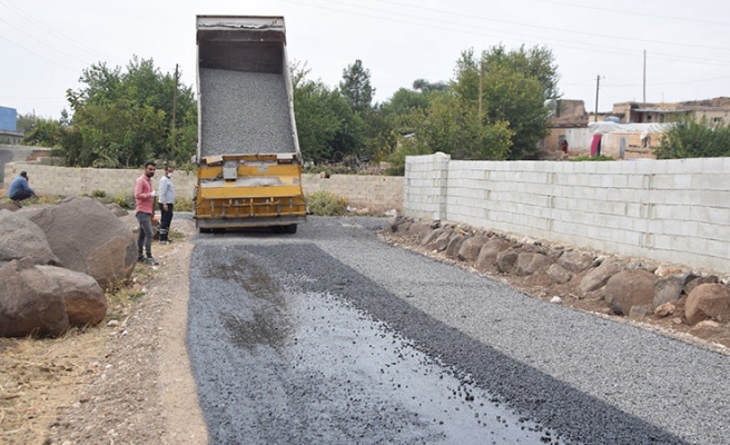 Viranşehir Belediyesi kırsalda sathi kaplama asfalt çalışmalarına devam ediyor