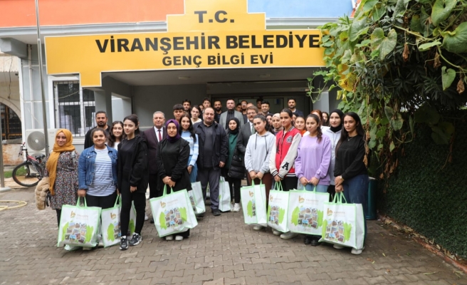 Viranşehir Belediyesinden gençlere kitap seti desteği