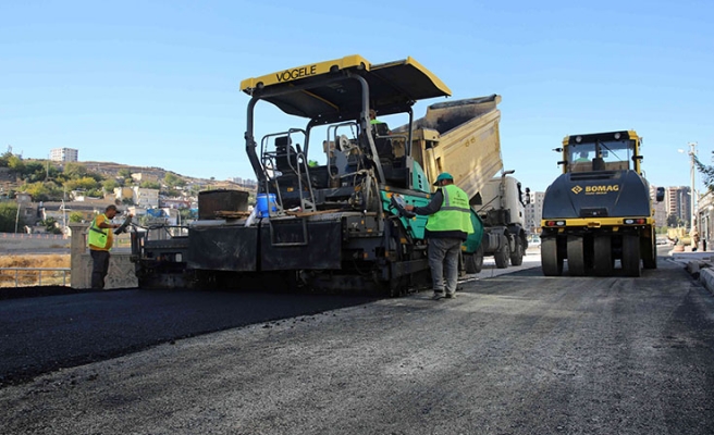 Karaköprü’de yollar sıcak asfaltla yenileniyor