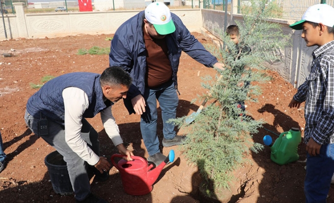 Başkan Ekinci, öğrencilerle birlikte fidan dikti