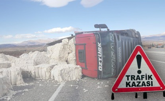 Şanlıurfa’da pamuk yüklü kamyon devrildi