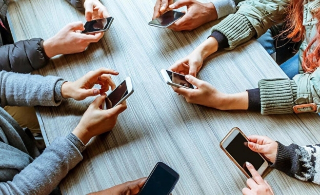 Öğrencilere vergisiz telefonun detayları Resmi Gazete’de