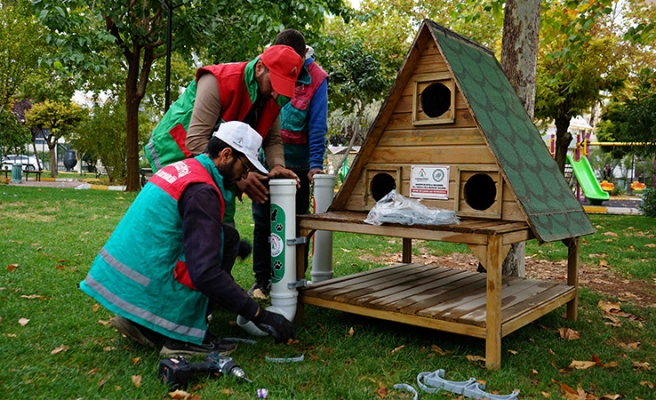 Karaköprü'de parklara kedi evleri yerleştiriliyor