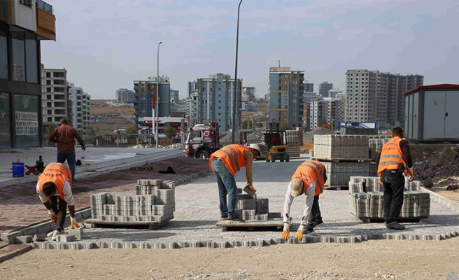 Karaköprü'de sorunsuz ulaşım için yol çalışmaları sürüyor
