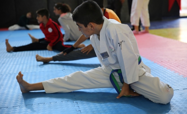 Karaköprü’de çocuklar tekvando öğreniyor
