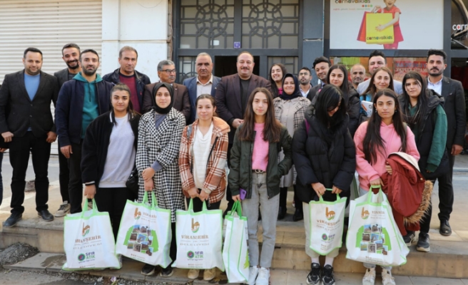 Viranşehir Belediyesinden Aile Destek Merkezinde YKS’ye hazırlanan öğrencilere kaynak kitap seti desteği