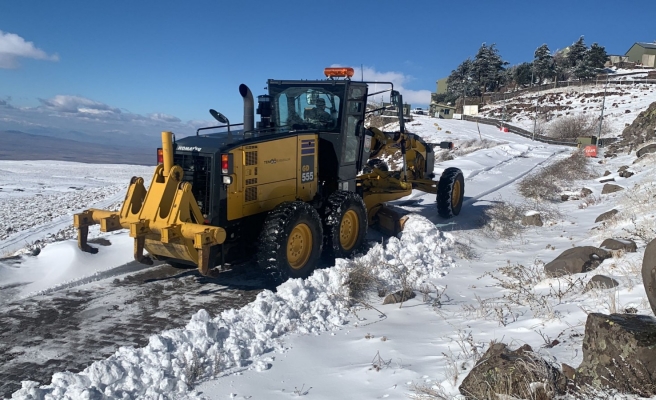 Siverek'te kardan kapanan yollar açıldı