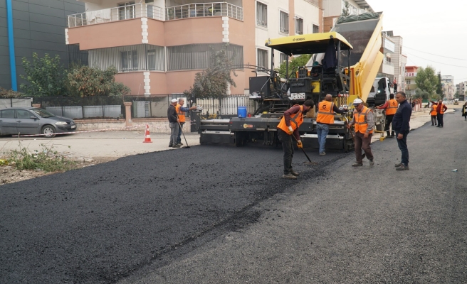 Haliliye’de sıcak asfalt çalışmalarıyla yollar yenileniyor
