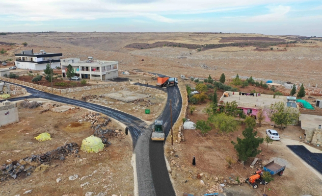 Karaköprü kırsalında yollar sathi asfaltla yenileniyor