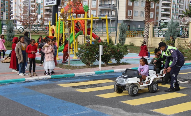 Haliliye'de çocuklar trafik parkında eğlenerek öğreniyor