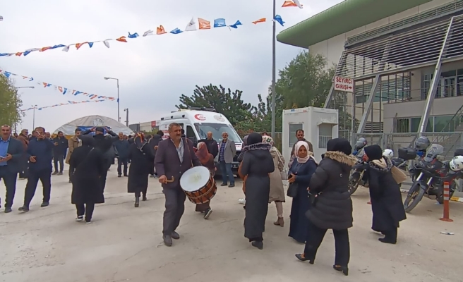 Şanlıurfa AK Parti temayülünde davulcular bahşiş topladı