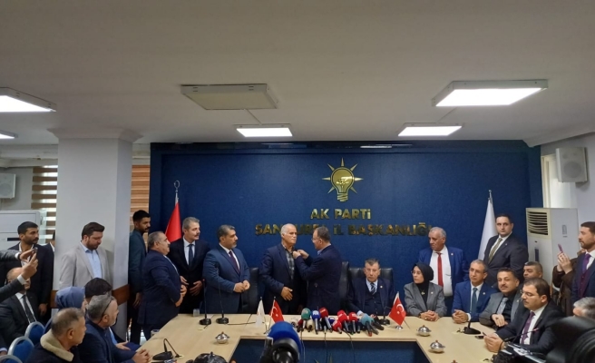 Urfa'da AK Parti'ye geçen isimlere rozetlerini Bekir Bozdağ taktı!