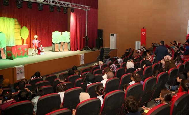 Karaköprü'de çocuklar için 'Kırmızı Başlıklı Kız' sahnelendi