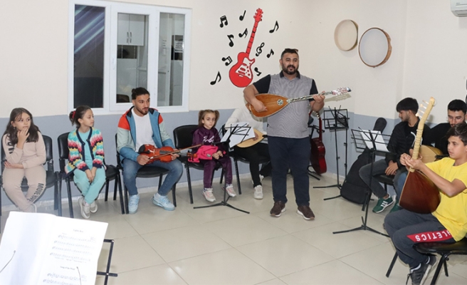 Gençlik merkezlerinde gençler, hem ders çalışıp hem sanat öğreniyor