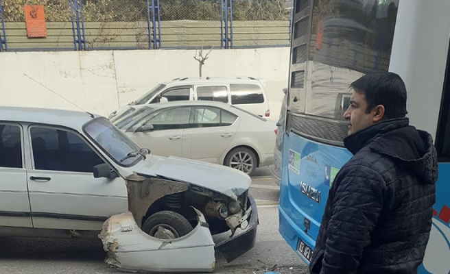 Toros belediye otobüsüne arkadan çarptı