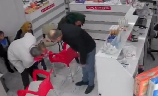 Bozova'da boğazına şeker kaçan çocuk heimlich hamlesiyle kurtarıldı