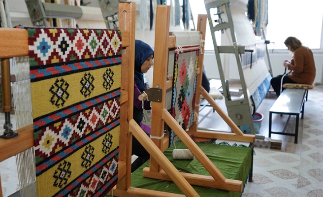 Karaköprü’de kadınlar el emeği halılar üretiyor