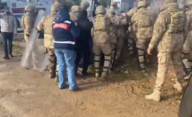Şanlıurfa'de Özak Tekstil işçileriyle jandarma arasında gerginlik! Gözaltılar var