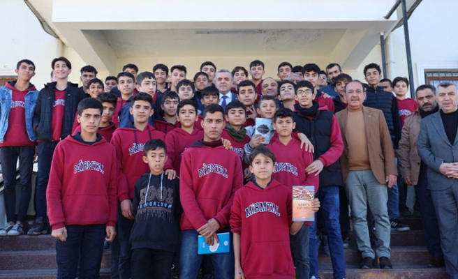 Başkan Beyazgül öğrencilerle buluşup eğitim seti hediye etti