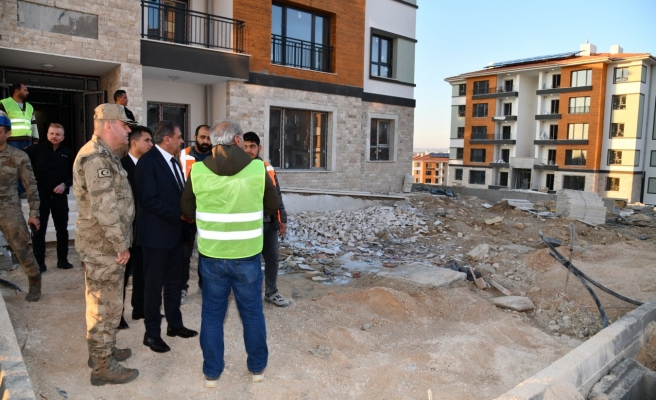 Vali Şıldak hak sahiplerine verilecek deprem konutlarını gezdi