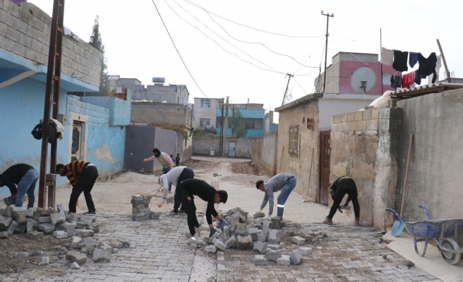 Akçakale’de deforme olan yollar onarılıyor